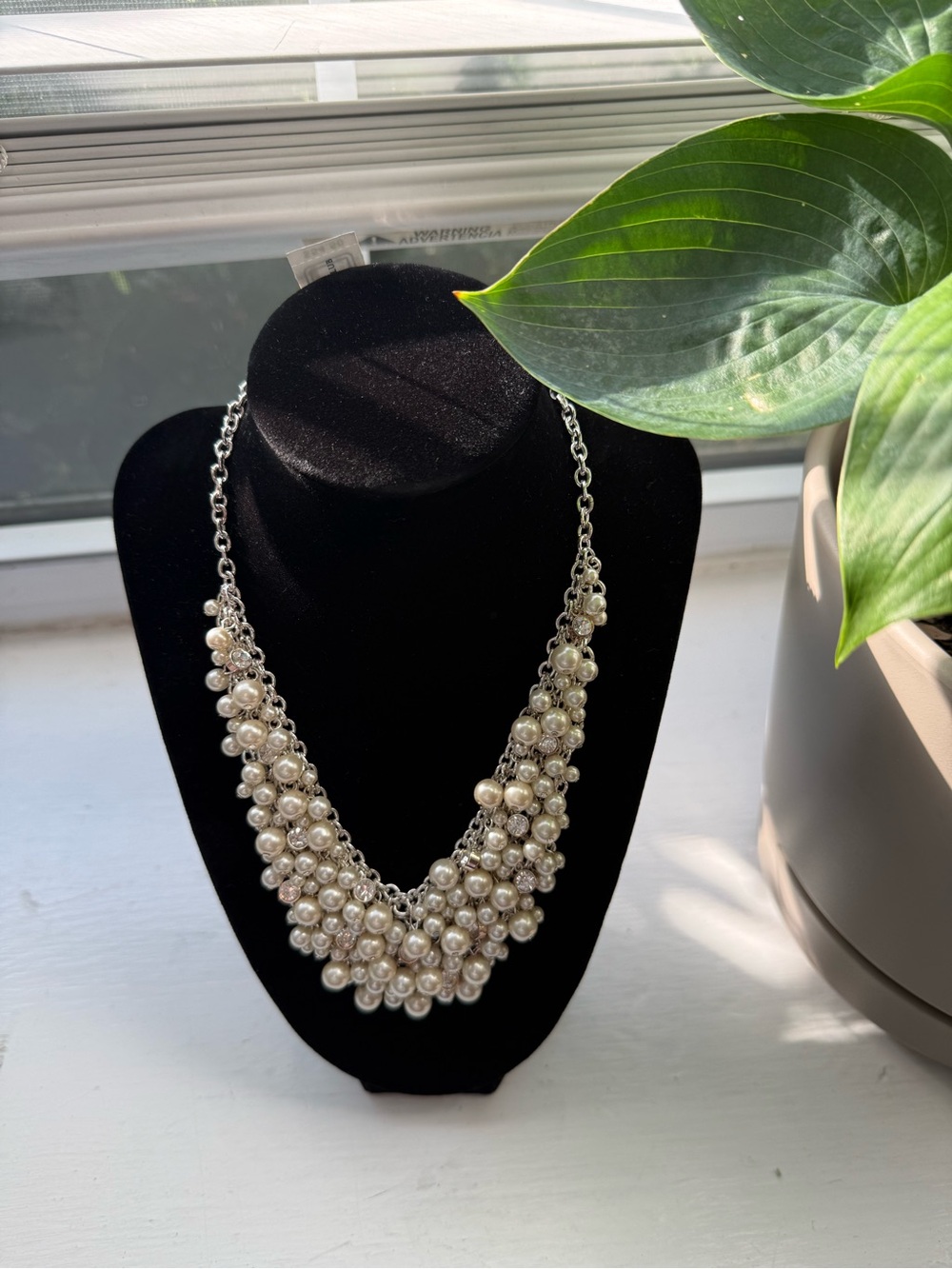 NWT Elegant Pearl Cluster Statement Necklace
